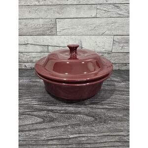 NEW Pampered Chef #1364 Round Covered Baker Cranberry Stoneware 1.5L Casserole